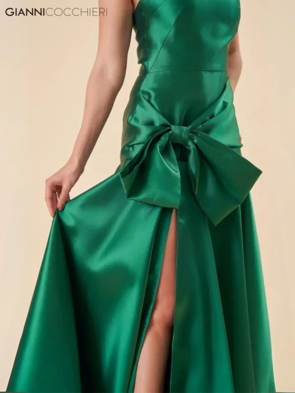 Vestido de festa longo verde tomara que caia com fenda. Esse vestido é confeccionado no zibeline, um tecido mais encorpado ideal para quem gosta de peças mais ajustadas ao corpo que valorizem as curvas.