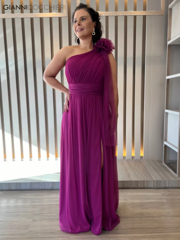 Vestido de festa longo fúcsia ombro só com detalhe de flor removível