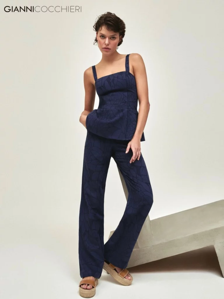 Conjunto de calça e blusa com detalhe brocado. Seu tecido é um crepe em jacquard com uma textura linda de floral.