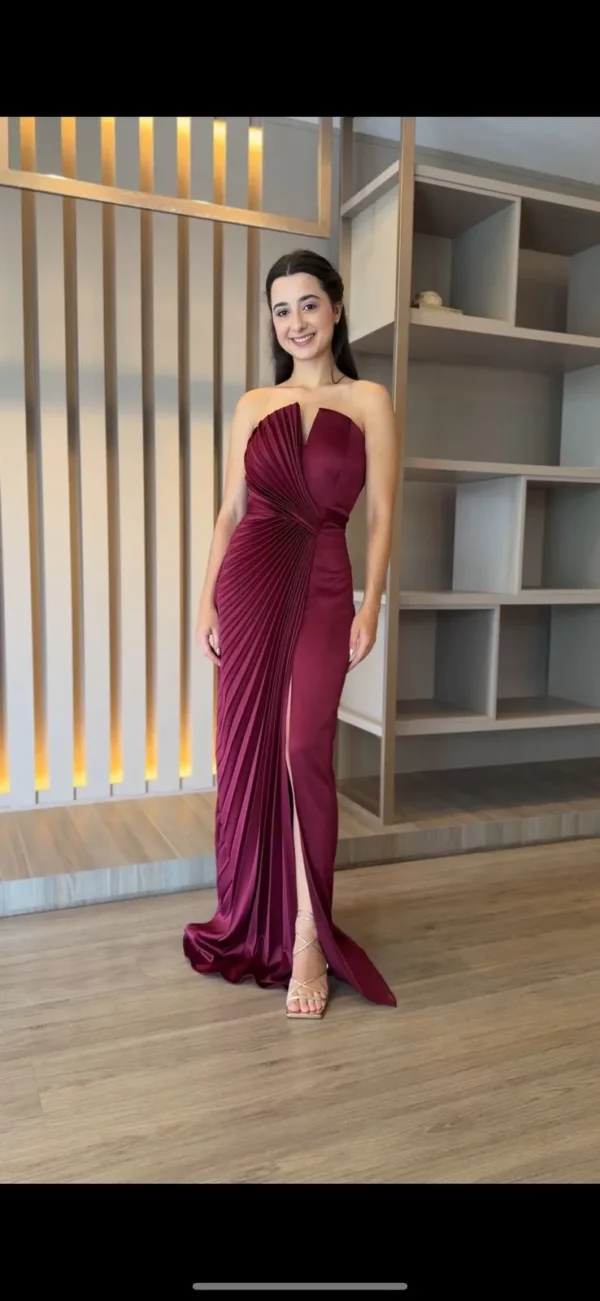 Vestido de festa longo marsala tomara que caia acetinado com detalhe plissado