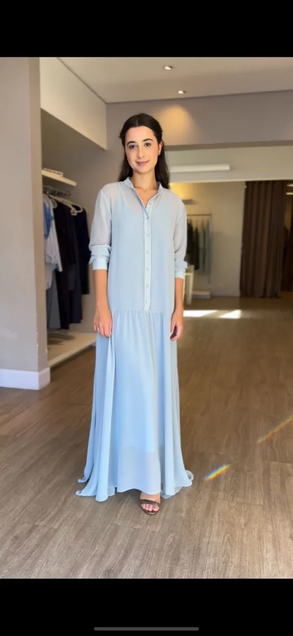Vestido midi casual com mangas longas e saia fluida