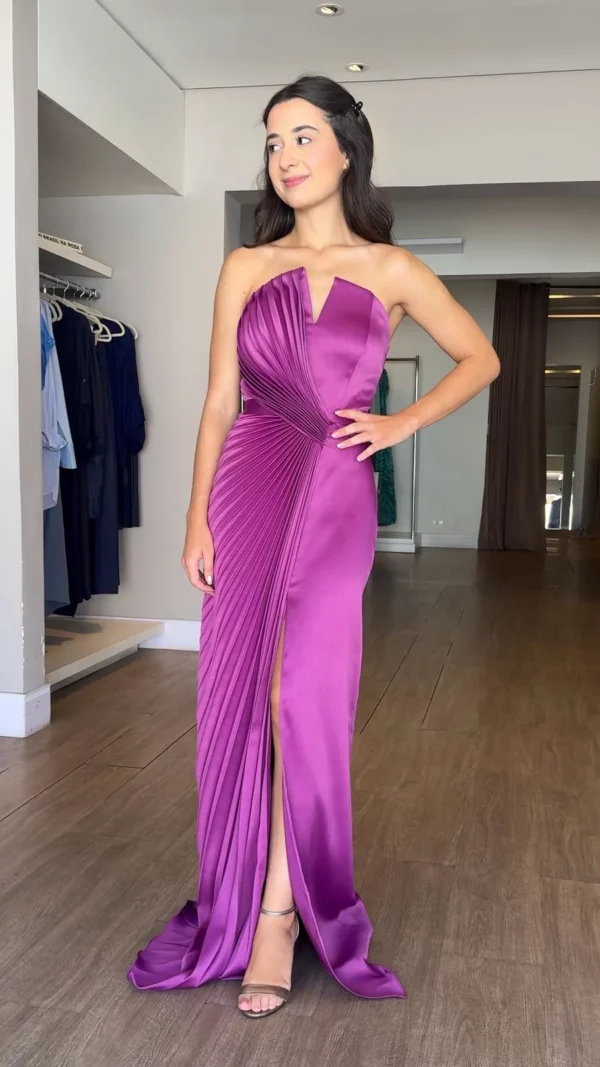 Vestido de festa longo fúcsia tomara que caia acetinado com detalhe plissado