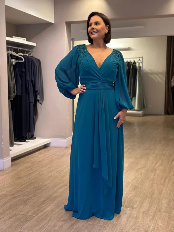 Vestido de festa longo verde com decote em V detalhes bordado ombro e saia assimétrica