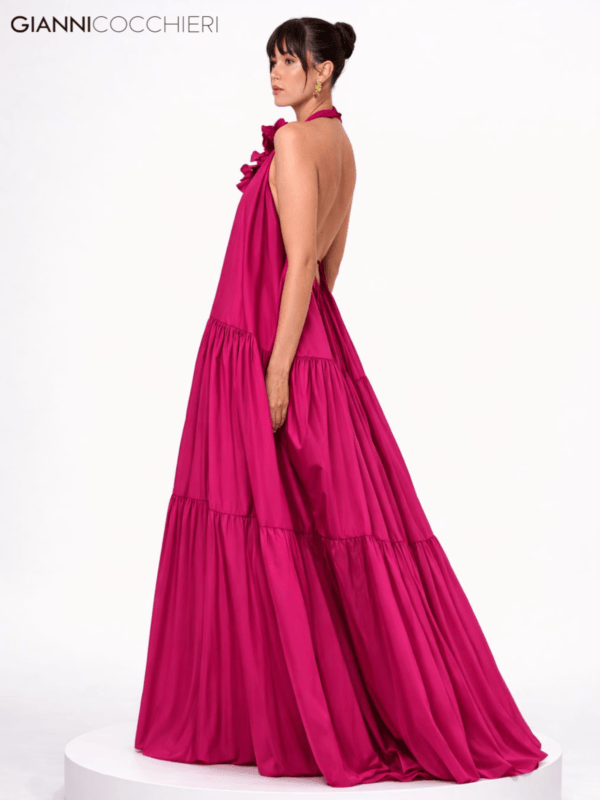 Vestido Longo Pink com Gola Halter e Saia Ampla em Camadas