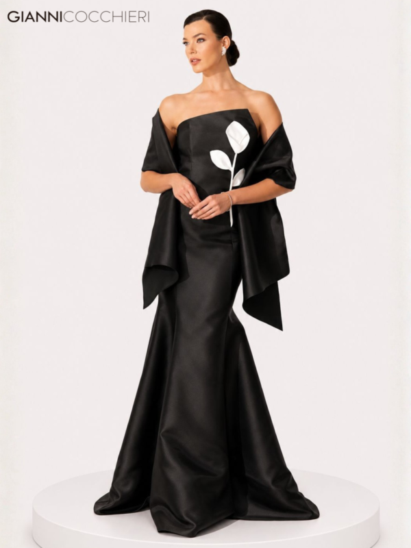 Vestido Longo Preto Tomara que Caia com Aplicação Floral e Echarpe