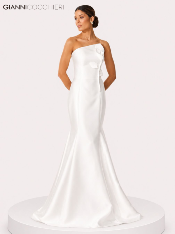 Vestido Longo Branco com Aplicação Floral e Corte Sereia