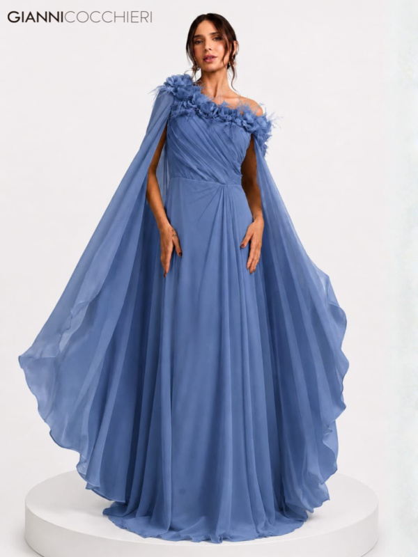 Vestido Longo Azul com Aplicações Florais, Capa Fluida e Decote Ombro a Ombro