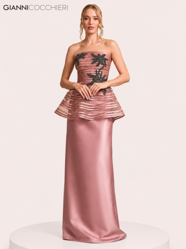 Vestido Longo Rosé Acetinado com Peplum Estruturado, Bordados Florais e Decote Tomara que Caia
