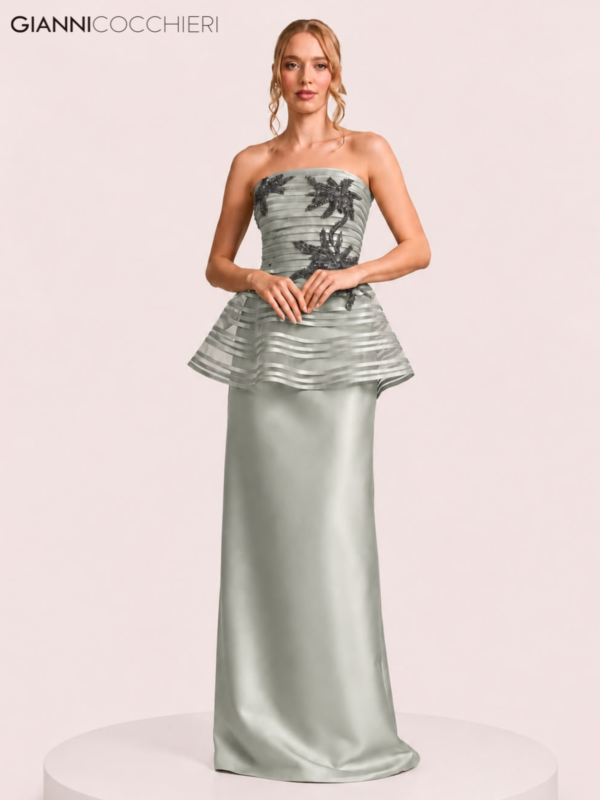 Vestido Longo Verde Acetinado com Peplum Estruturado, Bordados Florais e Decote Tomara que Caia