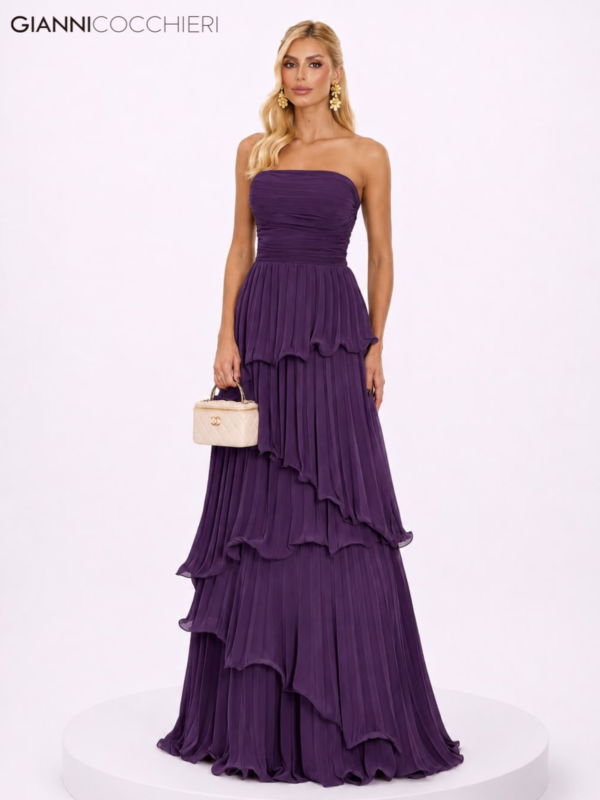 Vestido Longo Roxo Ameixa em Chiffon Plissado com Camadas Assimétricas e Decote Tomara que Caia