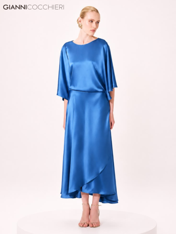 Vestido Midi Azul em Cetim Acetinado com Mangas Amplas e Saia Assimétrica