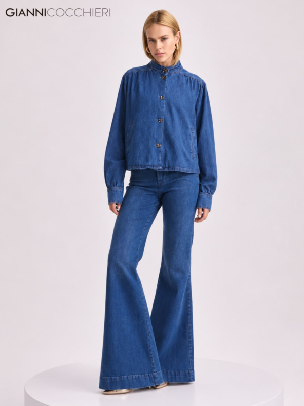 Jaqueta Jeans Feminina com Gola Alta e Botões Frontais