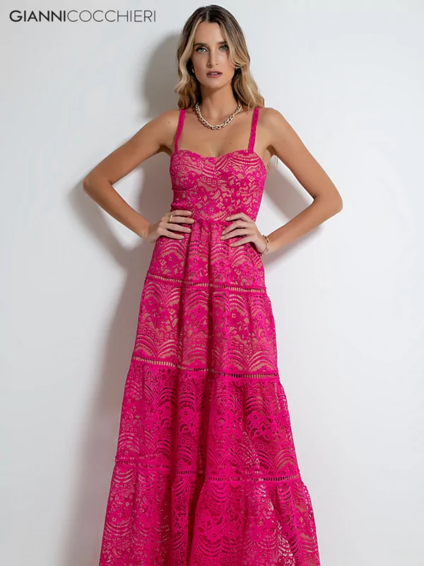 Vestido de Renda com decote princesa