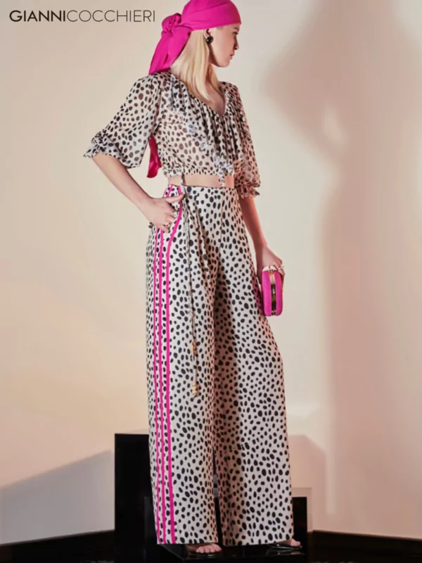 Camisa animal print preto e branco com transparência, manga bufante 3/4, decote V e até a altura do quadril. Calça pantalona de animal print e detalhes rosa choque na lateral
