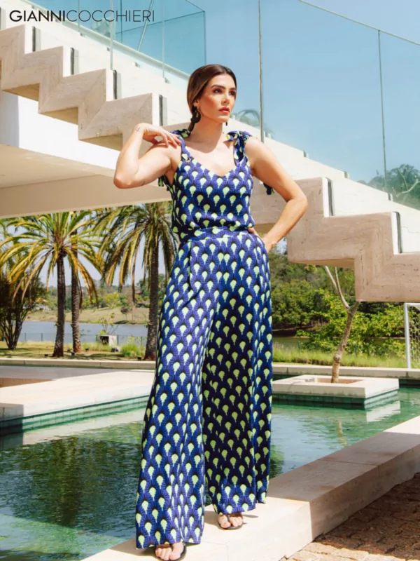 Macacão pantalona com alcinha. Estampa azul e verde lima.