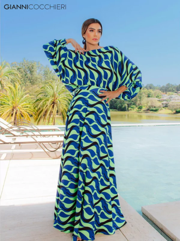 Vestido ombro a ombro com estampa ondulada verde, azul e preto. Manga bufante e saia ampla