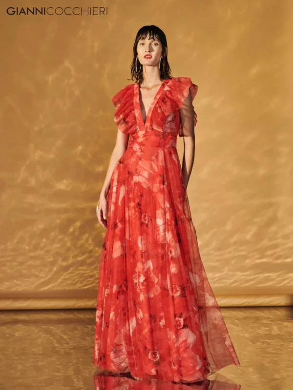 Vestido de tule com estampa floral vermelho e coral, e decote cavado.