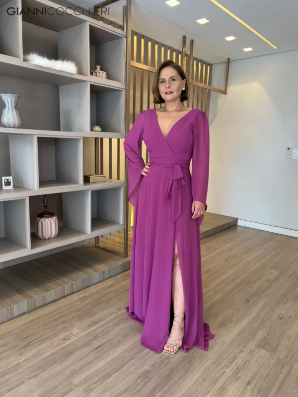 Vestido lilás transpassado com mangas fluidas e apertura na saia