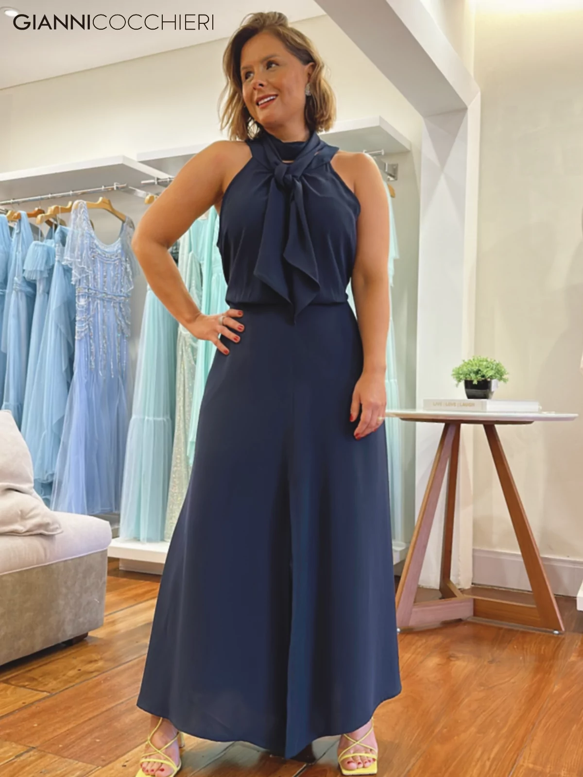 Vestido azul midi com cava americana e amarrações na parte superior. Tecido leve com saia fluída.