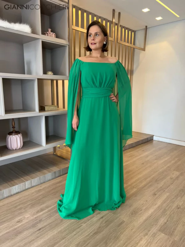 Vestido verde tomara que caia com mangas e saia ampla. Tecido leve e confortável.