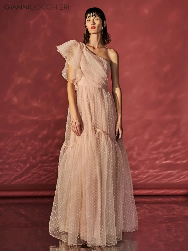 Vestido bege com bolinhas de um ombro só. Possui camadas de tule e um obro com volumetria.