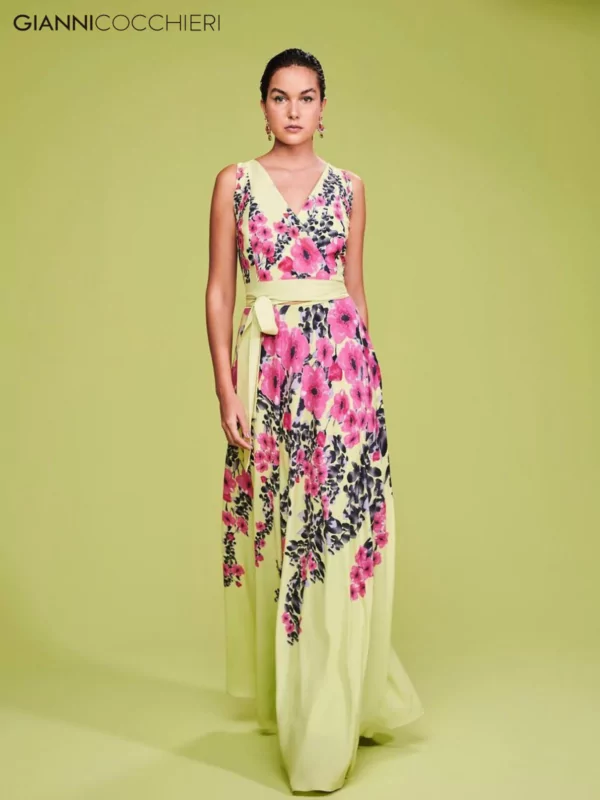 Vestido verde lima estampado com flores rosa, roxo e lilás. Abertura na barriga e laço na altura do abdômen. Decote V e saia fluida