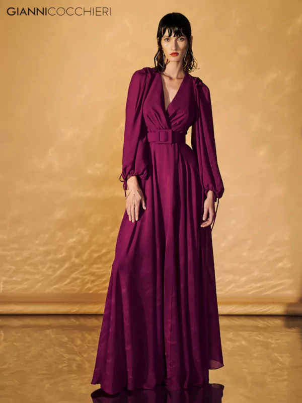 Vestido vinho com decote profundo em manga bufante. Vem com um cinto e sua saia e de um tecido leve e fluído.