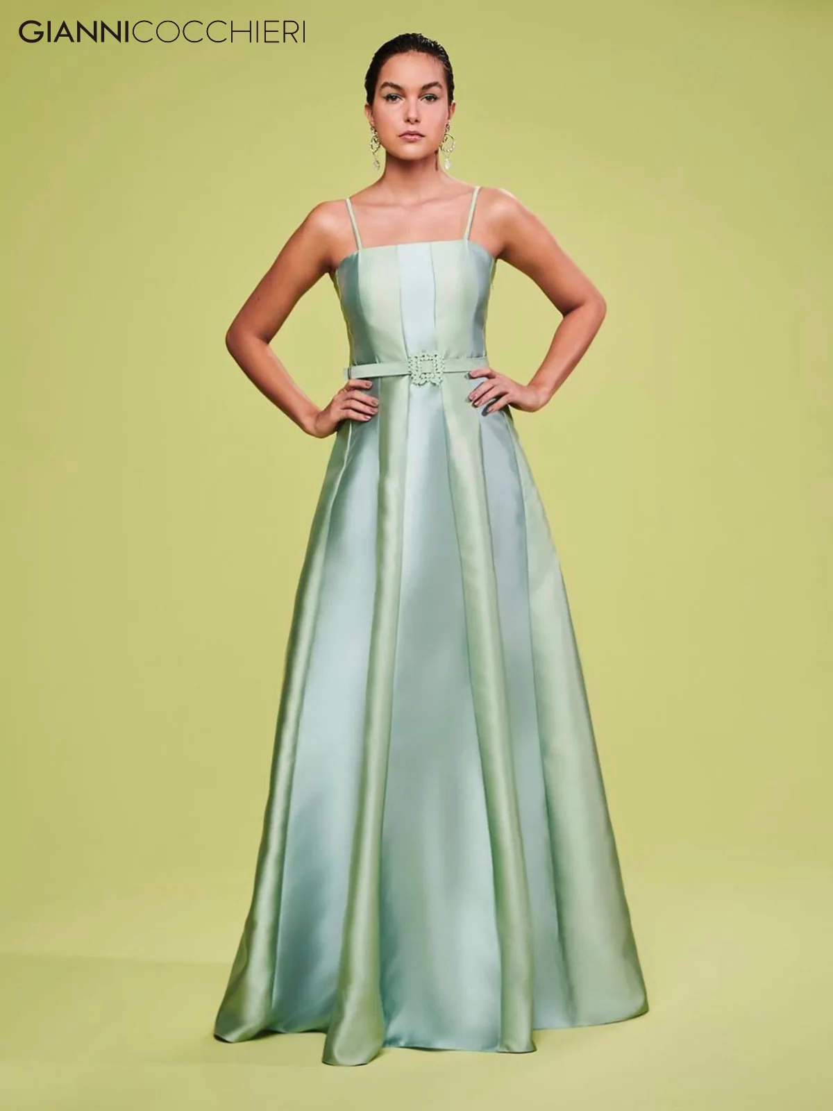 vestido verde metalizado com decote redondo e alcinhas. Saia ampla e cinto estilizado.