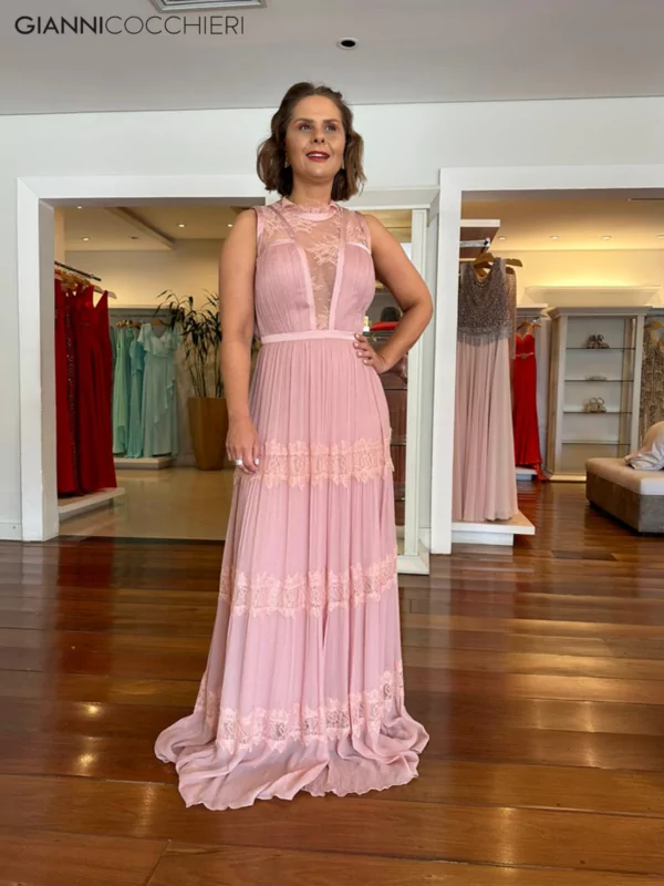 Vestido plissado com viés no busto e cintura rose com rendas no busto e na saia.