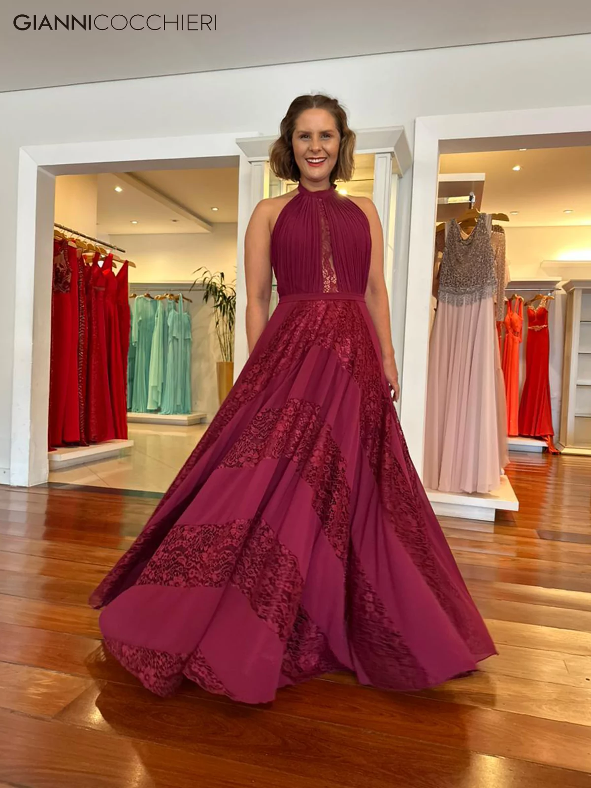 Vestido vinho de cava americana com transparência no centro do busto preenchido com renda e saia ampla de renda.