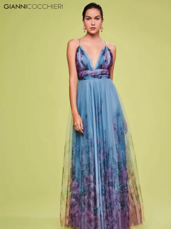 Vestido com estampa florida roxa e tecido azul serenity. Decote V com cintura alta e tule.