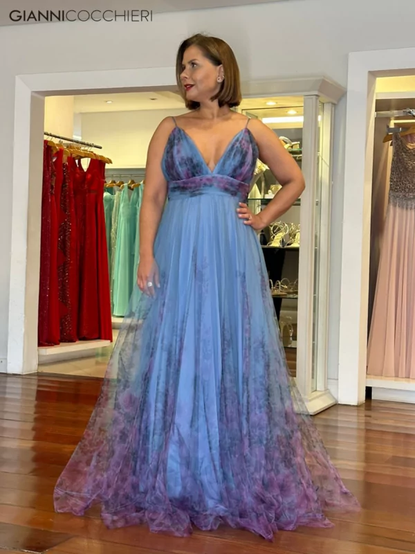 Vestido com estampa florida roxa e tecido azul serenity. Decote V com cintura alta e tule.
