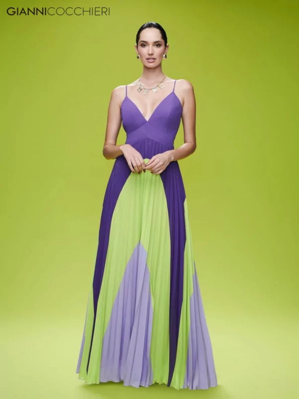 Vestido com busto roxo escuro e decote V profundo. Saia plissada nas cores roxo escuro, verde e lilás