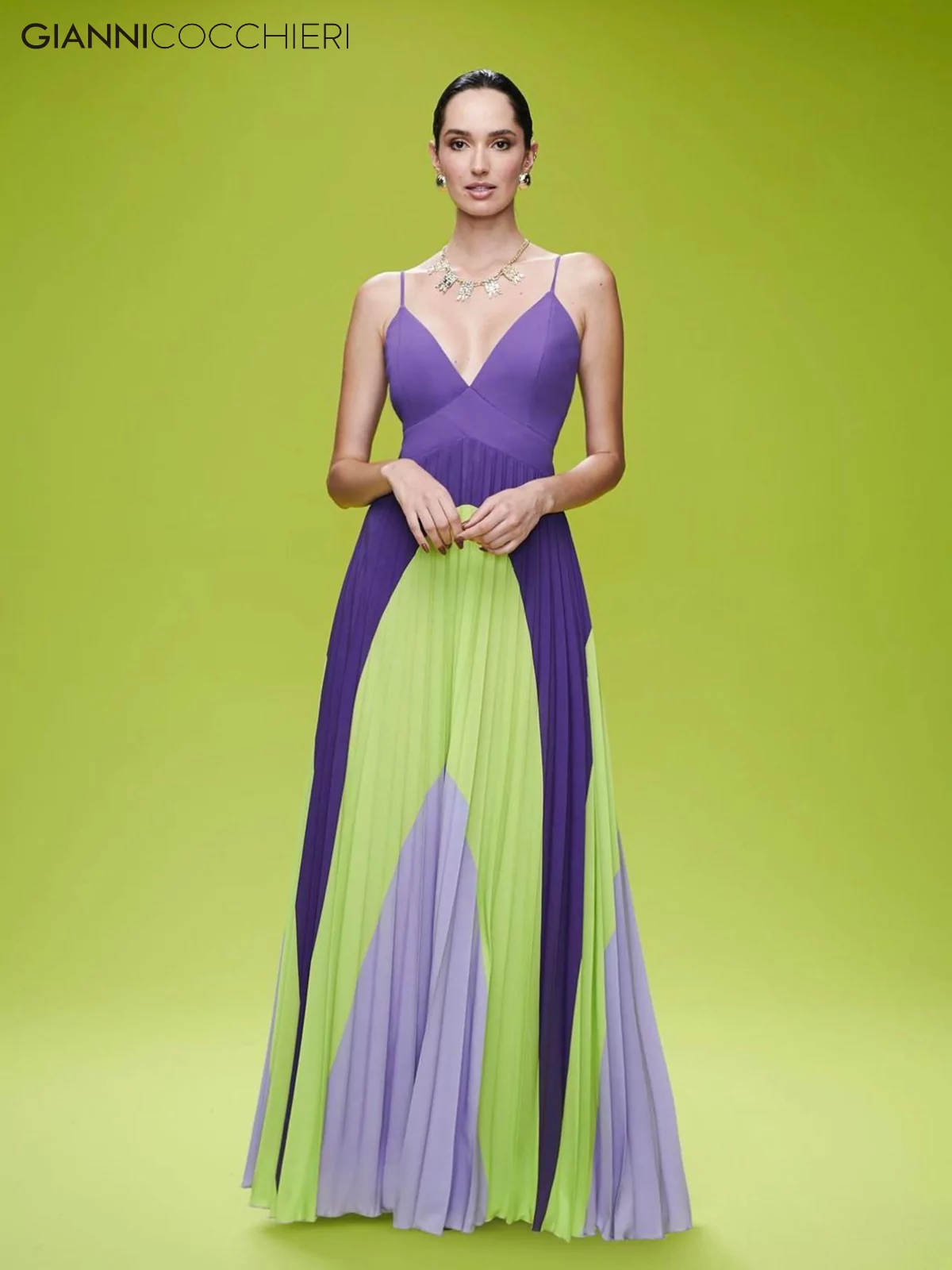 Vestido com busto roxo escuro e decote V profundo. Saia plissada nas cores roxo escuro, verde e lilás