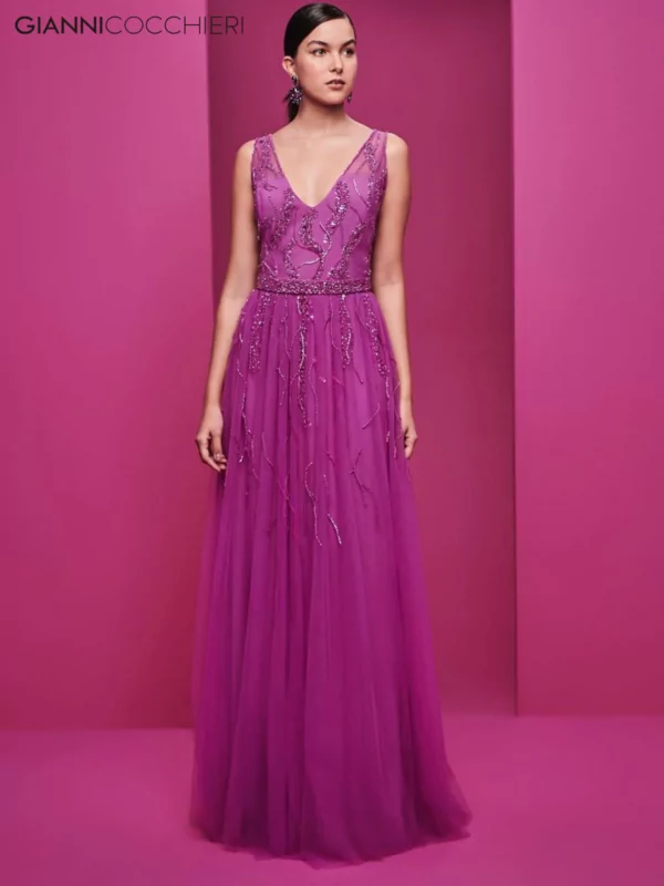 vestido pink com decote V profundo e pedraria iniciando no busto até metade da saia. Saia em tule e cinto cravejado de pedrarias.