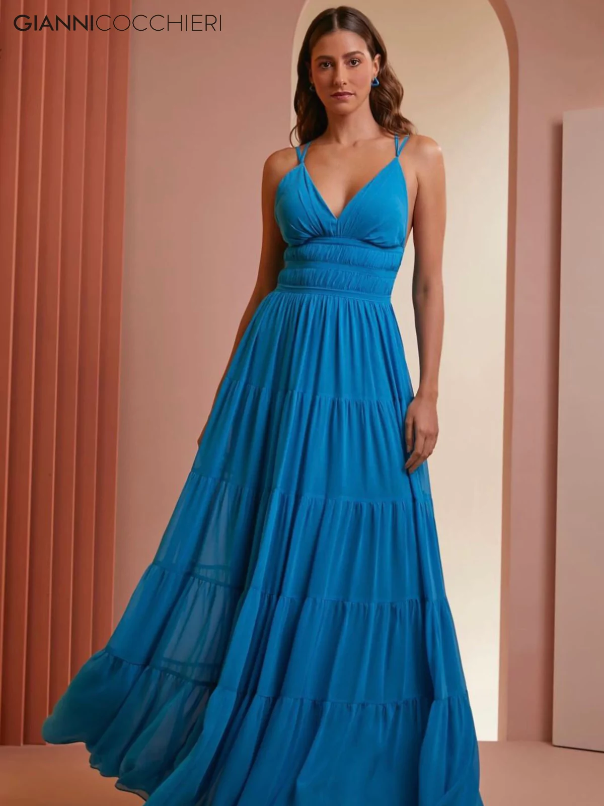 Vestido plissado azul com decote V e cintura marcada.