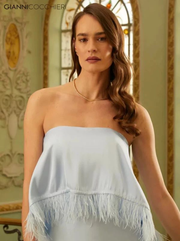 Vestido azul serenity tomara que caia com decote redondo, e babado com franjas no busto.
