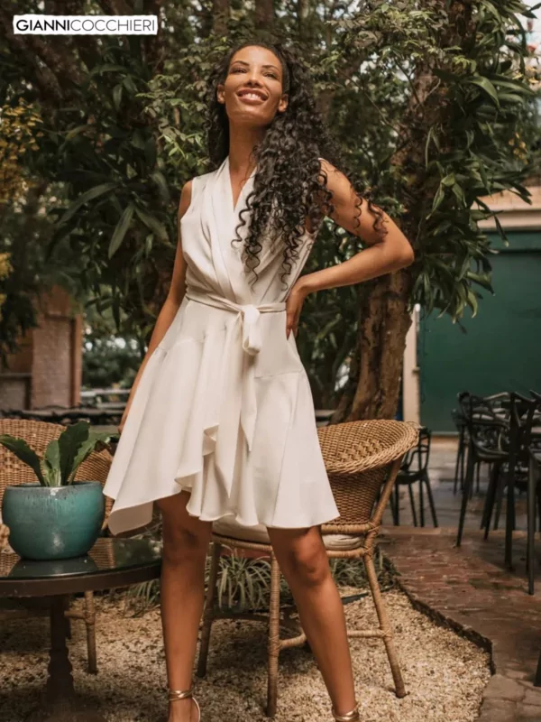 vestido branco transpassado com babado na saia. Manga estilo regata e cinto no meio.