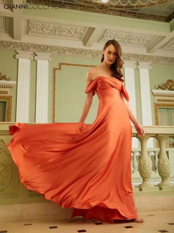 Vestido tomara que caia com drapeado transpassado no busto e manga na altura do triceps. Saia ampla de tecido leve