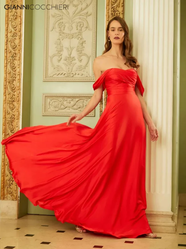 Vestido tomara que caia com drapeado transpassado no busto e manga na altura do triceps. Saia ampla de tecido leve