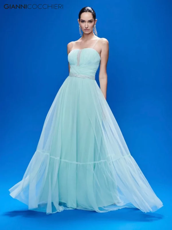 Vestido turquesa com decote coração um pouco arredondado e transparência no meio do busto. Cinto brilhoso no meio e saia ampla de tule.